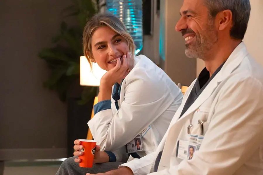 Cristina Marino, che imbarazzo le scene sexy con Luca Argentero tra Doc e Avvocato Ligas: «Dovevo recitare nuda, ma mi sono fatta scotchare tutta». Poi ammette ironica: «Anche se su Instagram metto le foto col sedere di fuori» Luca Argentero e Cristina Marino sul set di Doc