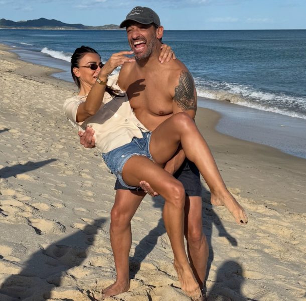 Pago e Serena Enardu, il loro amore sopravvive a tutto: Temptation, Grande Fratello, rotture e ritorni ma oggi, dopo 13 anni, sono ancora felici. Sulla spiaggia arriva il bacio e lei conferma: «Grazie vita per tutto questo»