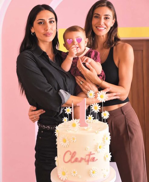 Cecilia Rodriguez e Ignazio Moser, primo compleanno da sogno per Clara Isabel con la famiglia e zia Belen. Dopo mesi di voci la coppia risponde con sorrisi e complicità: «Sei la cosita più bella che abbiamo mai conosciuto» Primo compleanno di Clarita con zia Belen in prima fila
